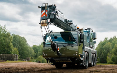 Jeřáb Liebherr v praxi: síla, přesnost a opora vojenské logistiky