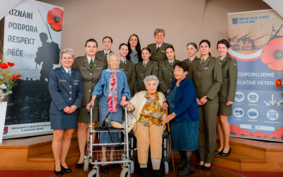 Společné foto válečných veteránek a hostů