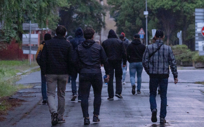 Výsadkáři 43. výsadkového pluku při přípravě na výcvik URBAN EVASION.