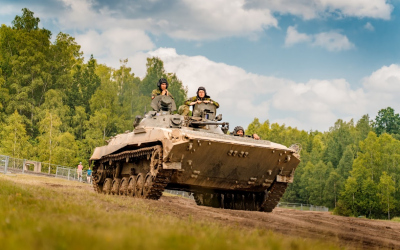 oprava pásového vozidla BVP-2 v polních podmínkách