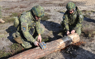 Příprava nálože z TNT pro ničení dřevěného prvku.