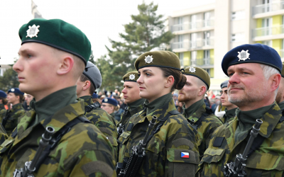 Noví vojáci skládají vojenskou přísahu ve Vyškově a vstupují do služby u Armády České republiky.