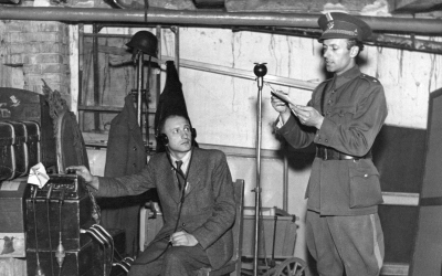 Hlasatel Zdeněk Mančal u povstaleckého mikrofonu (květen 1945)