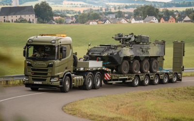 Přesun bojové techniky po dálnici je důležitou součástí vojenské mobility a logistického zabezpečení Armády České republiky.