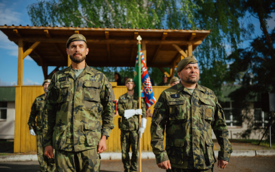 Jiří Mráz a Petr Vaníček při nástupu 13. dělostřeleckého pluku
