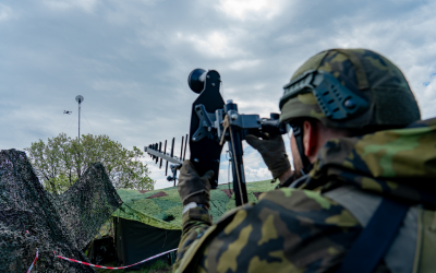 Přenosný rušící MANPACK-G při neutralizaci dronu