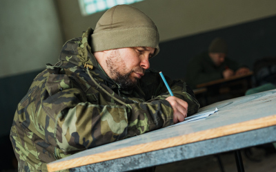 Rotmistr Jiří Mráz z 13. dělostřeleckého pluku při výcviku vojáků.