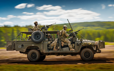Výsadkáři 43. výsadkového pluku na vozidle Land Rover Defender Kajman během dynamické ukázky na Bahnech 2026.