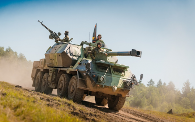 Samohybná kanónová houfnice vz. 77 DANA při jízdě v terénu. Dělostřelecký systém na podvozku Tatra 815 8×8 dlouhodobě patří k hlavním prostředkům palebné podpory českých dělostřelců.