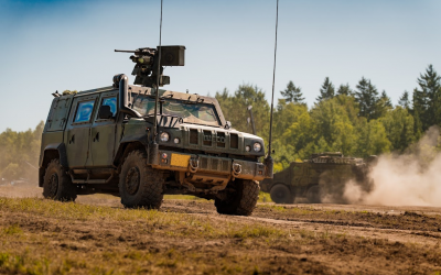 Lehké obrněné vozidlo LOV Iveco LMV Armády České republiky při jízdě v terénu.