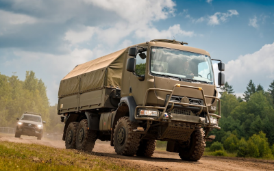 Tatra T810 ve valníkovém provedení s plachtou při jízdě v terénu.