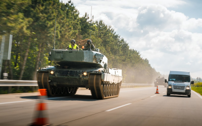 Tank Leopard 2A4 při výcviku přesunu po dálnici D35