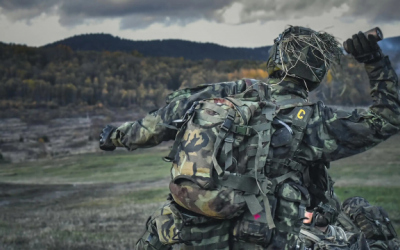Voják v maskovací uniformě při výcviku v terénu