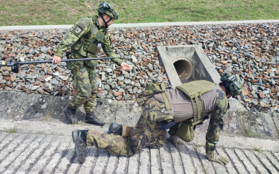 tým pokročilého pátrání při propátrávání okolí přístupové cesty
