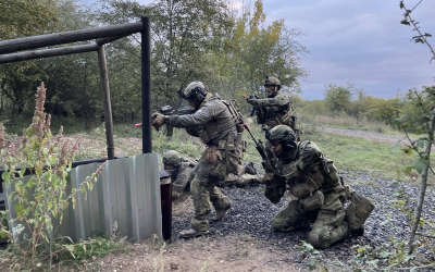 vojáci 2. mechanizované roty 42. mechanizovaného praporu „Svatováclavského“ při výcviku boje v zákopech
