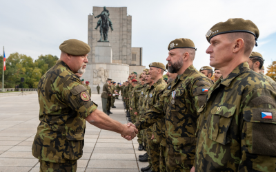 generálmajor Trojánek vítá vojáky, kteří se vrátili po 6. měsících ze zahraniční operace