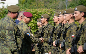 Slavnostní vyřazení absolventů dobrovolného vojenského výcviku