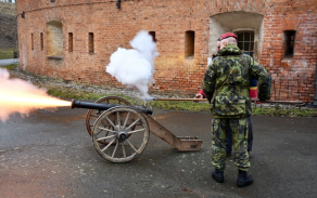 velitel pozemních sil generálmajor Roman Náhončík zachycen při výstřelu z historického děla během návštěvy ve Fortu č.17