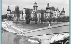 Klášter hradisko a zničená lávka přes řeku Moravu