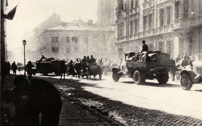Dobová fotografie zachycuje vítězný průjezd Rudé armády osvobozenou Olomoucí v květnu 1945