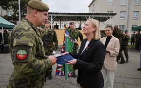 ministryně udělila 73. tankovému praporu, s historickým názvem „Hanácký“, resortní vyznamenání „Záslužný kříž ministra obrany I. stupně“