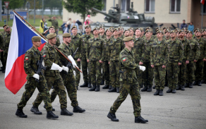 slavnostní pochod praporečníků s vlajkou ČR