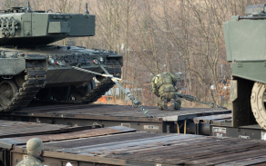 tisíc tun techniky a stovky vojáků