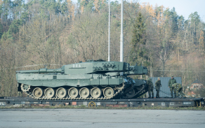 tisíc tun techniky a stovky vojáků