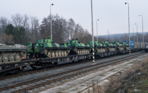 tisíc tun techniky a stovky vojáků