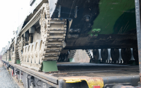 tisíc tun techniky a stovky vojáků