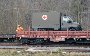 tisíc tun techniky a stovky vojáků