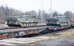 tisíc tun techniky a stovky vojáků