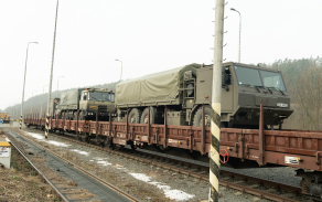 tisíc tun techniky a stovky vojáků