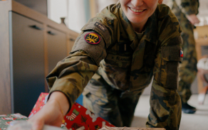 Vojáci z 13. dělostřeleckého pluku i letos rozdávají radost dětem