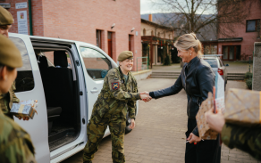 Vojáci z 13. dělostřeleckého pluku i letos rozdávají radost dětem
