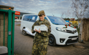 Vojáci z 13. dělostřeleckého pluku i letos rozdávají radost dětem