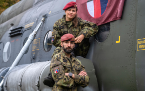 Manželé Hájkovi ve službě 43. výsadkového pluku