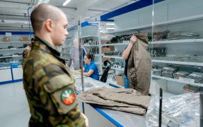 Předávání nové zimní výstroje vojákům pozemních sil Armády ČR