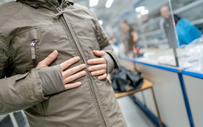 Příslušník Armády ČR si zkouší zateplenou bundu a kalhoty určené pro službu v mrazu a sněhu