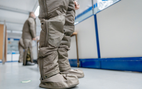 Souprava se skládá z bundy, kalhot a zateplovacích návleků pro maximální ochranu těla v terénu.