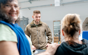 Předávání nové zimní výstroje vojákům pozemních sil Armády ČR