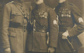 Unikátní fotografie všech tří pobočníků generála Gajdy. Zleva kpt. Mach, kpt. Maleček a kpt. Šrom