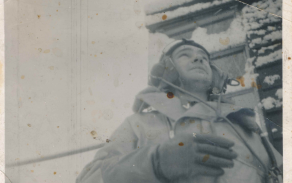 Jediný známý snímek Sgt. Josefa Klváčka u 68. noční stíhací perutě RAF.