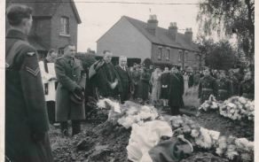 Fotografie z pohřbu F/O Josefa Kloboučníka a Sgt. Josefa Klváčka na hřbitově Wellington v hrabství Shorpshire.