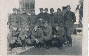 Fotografie olomouckých dragounů, který vznikl v listopadu 1938. Na jeho druhou stranu se Josef Klváček napsal: „Věrní kamarádi až do smrti, snad se jednou pomstíme“. On sám je zachycen klečící první zleva.