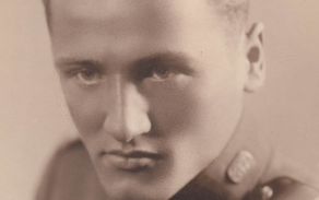 Četař aspirant Josef Otisk, co by příslušník pěšího pluku 37 v Levoči na Slovensku, kde strávil část své prezenční služby a kde se také rozhodl stát se důstojníkem.