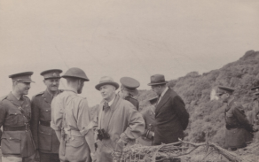 Prezident Edvard Beneš navštívil 18. srpna 1942 na jihu Anglie československé jednotky. Z dochovaného snímku můžeme s naprostou jistotou (úplně vlevo) rozpoznat náčelníka Vojenské kanceláře prezidenta republiky generála Antonína Hasala, dále pak předsedu brigádního kárného výboru podplukovníka Vladimíra Přikryla, nadporučíka Josefa Otiska, prezidenta Edvarda Beneše a mužem v tmavém obleku není nikdo jiný než místopředseda vlády Jan Masaryk.