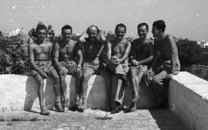 Doposud nepublikovaný snímek výsadku Wolfram, který byl pořízen v Itálii v září 1944 před jeho odletem do okupované vlasti. Zleva se Vladimír Řezníček, Josef Černota, Josef Bierský, Josef Otisk, Karel Svoboda a Robert Matula.