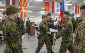 Slavnostní akt předání státní vlajky ČR a s ní i velení nad úkolovým uskupením