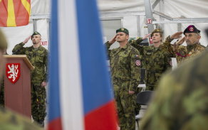 Vzdávání pocty při znění státní hymny České republiky